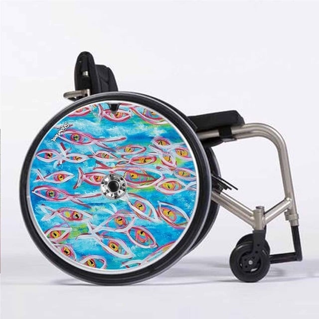 Fauteuil roulant avec une roue avec des motifs de poissons