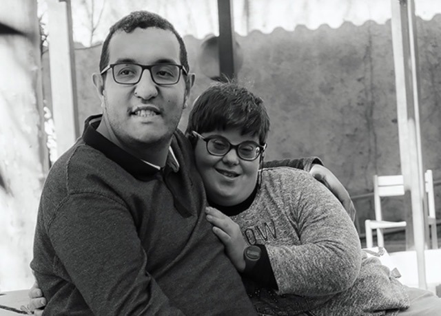 Photo en noir et blanc représentant un couple de personnes en situation de handicap