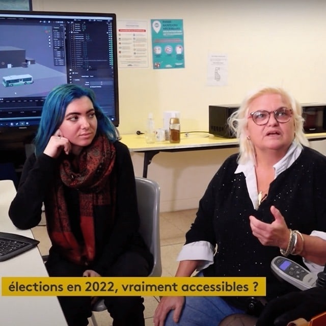 Sylvie Sanchez parle à la caméra tandis que Solène Lebret l'observe. Un texte noir sur fond jaune indique "Élections en 2022, vraiment accessibles ?"